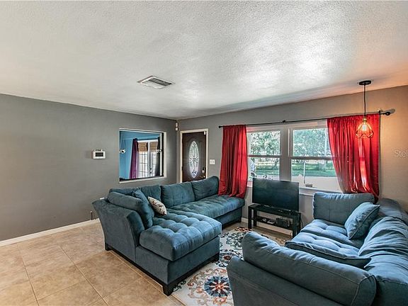 5th image of 915 W Country Club Dr