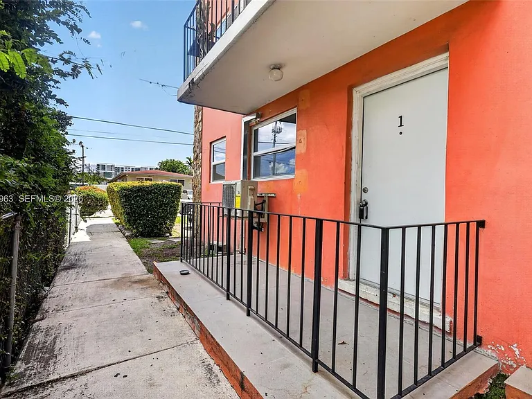 458 SW 9th St #1 — Photo 15