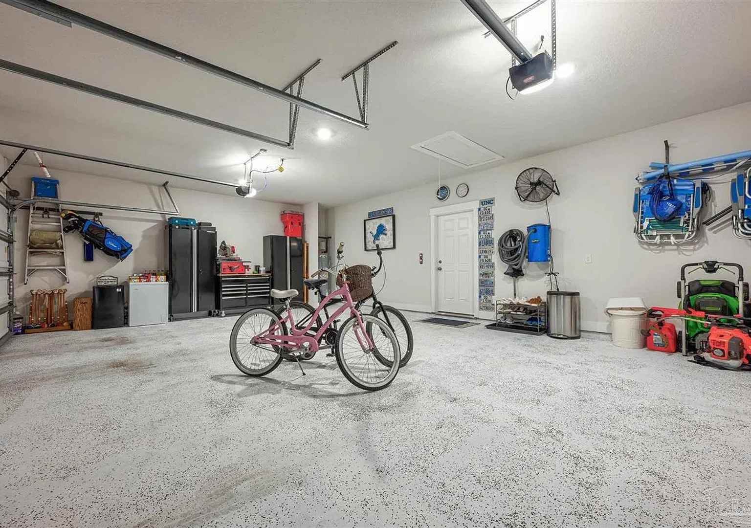 Charming 4 bedroom 3 bathroom Rental in Waters Edge — Photo 3