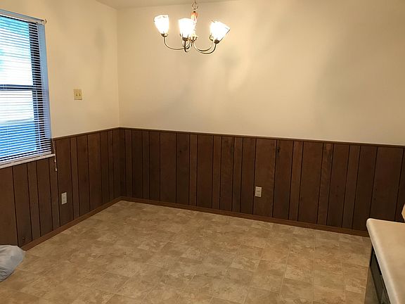 eat in kitchen dining area