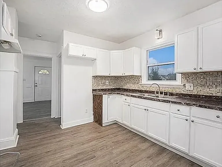 16174 Friend Ave — Photo 2