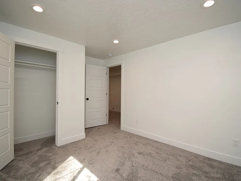 913 W Delorean Ln — Photo 23
