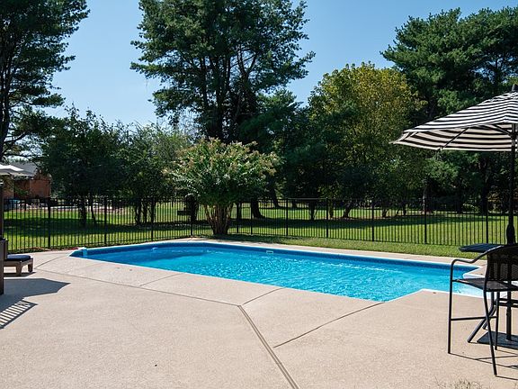 4th image of 1210 Windsor Dr