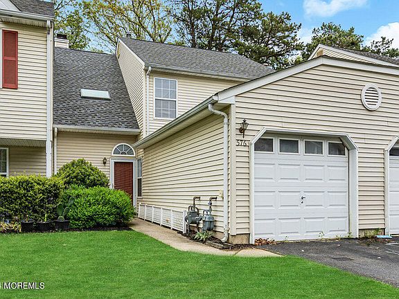 4th image of 576 Woodbine Lane