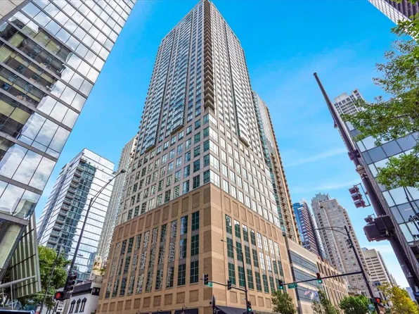 2 E Erie St APT 2001, Chicago, IL 60611