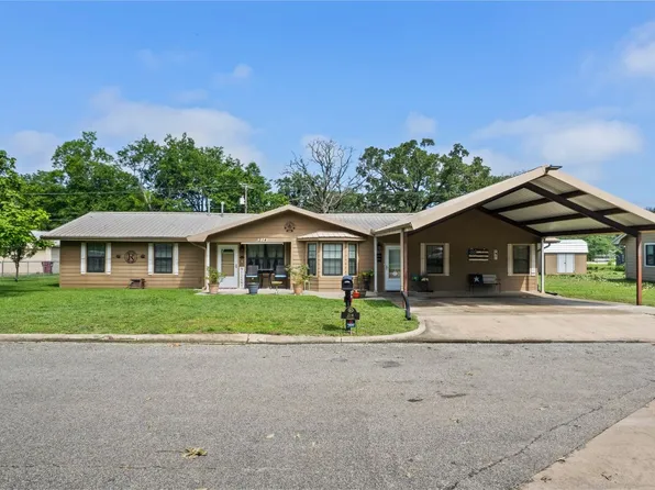 214 Circle Dr, Bogata, TX 75417