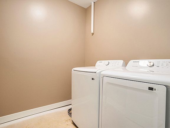 3rd image of 252 Willowside Dr