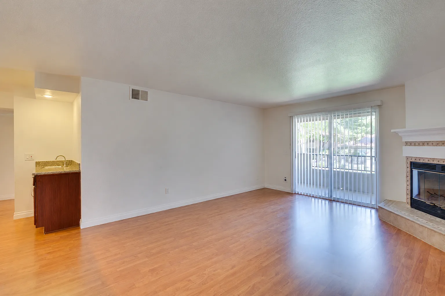 2 bed, 2.0 bath, 1128 sqft, $1,635 — Photo 3