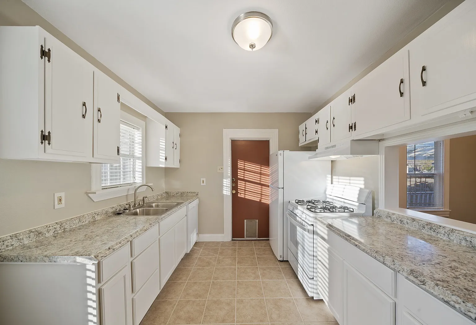 3 bed, 1015 sqft, $1,350 — Photo 1