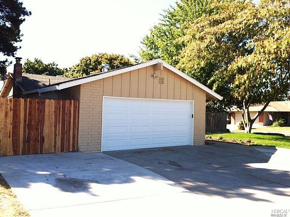 3rd image of 131 Goldy Ct