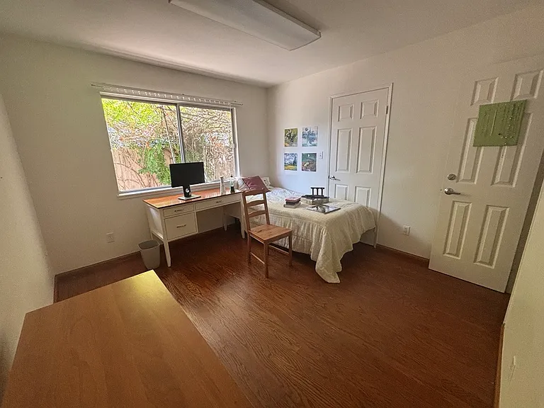 Bedroom #1: 10'8x11