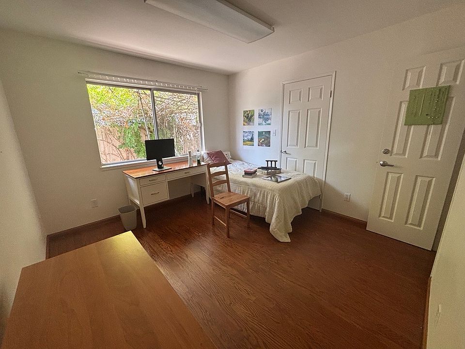 Bedroom #1: 10'8x11
