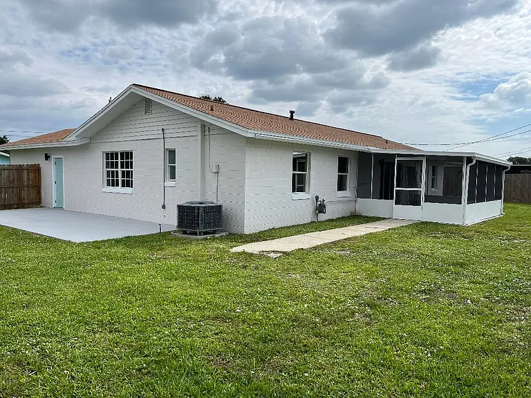 1385 S Harbor Dr — Photo 3