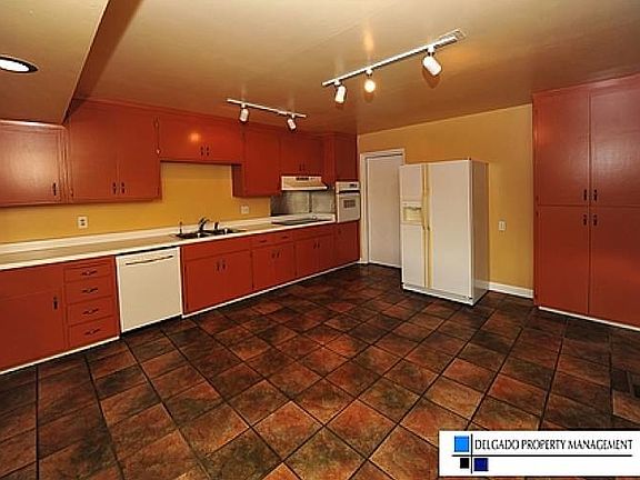 Kitchen w/ appliances