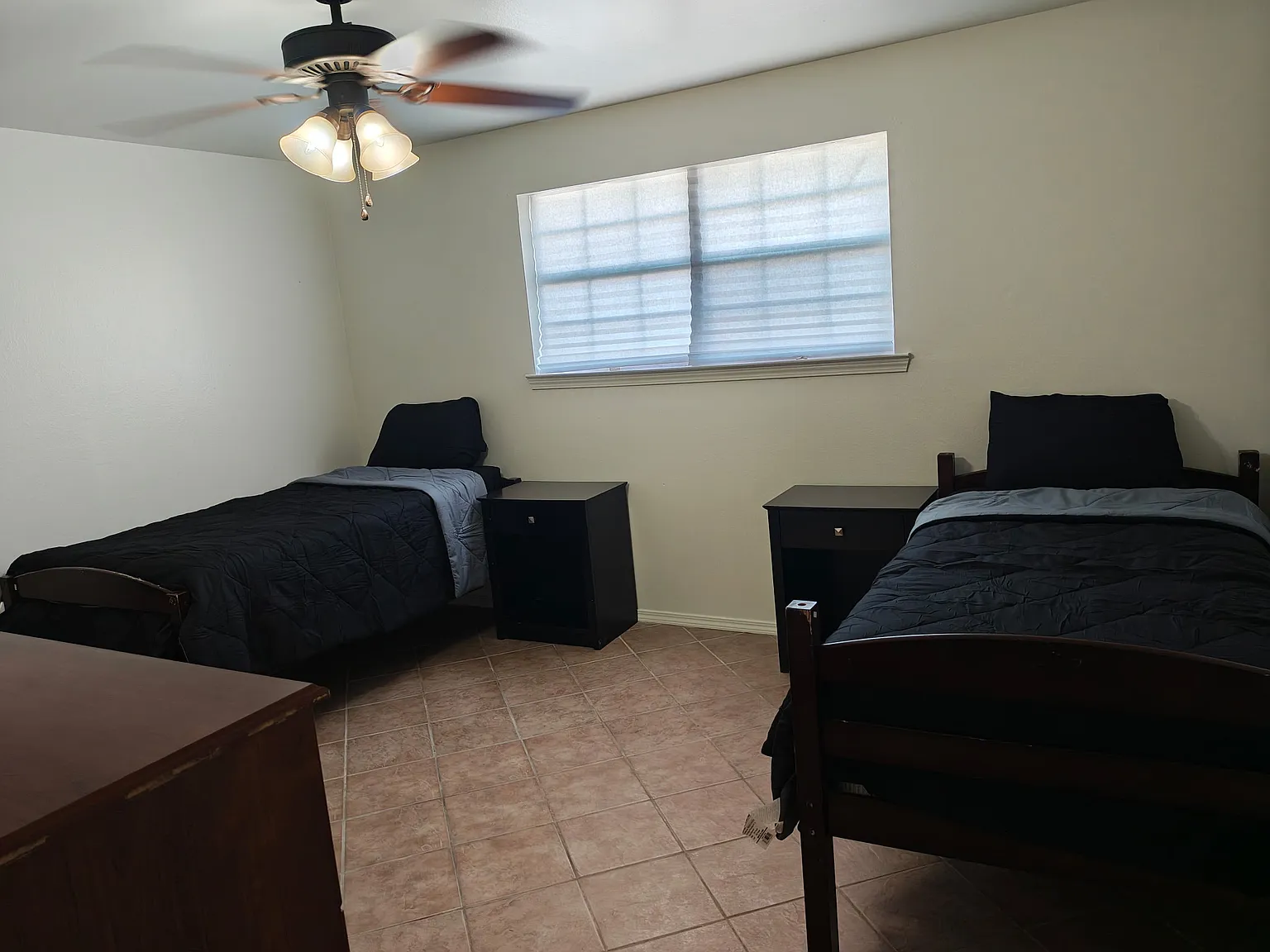 3 bed, 2433 sqft, $900 — Photo 1
