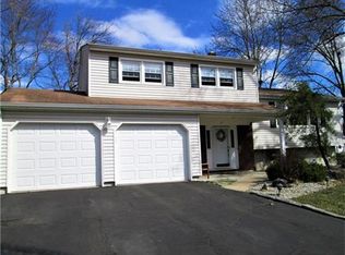 27 Donald Ave, Kendall Park, NJ 08824
