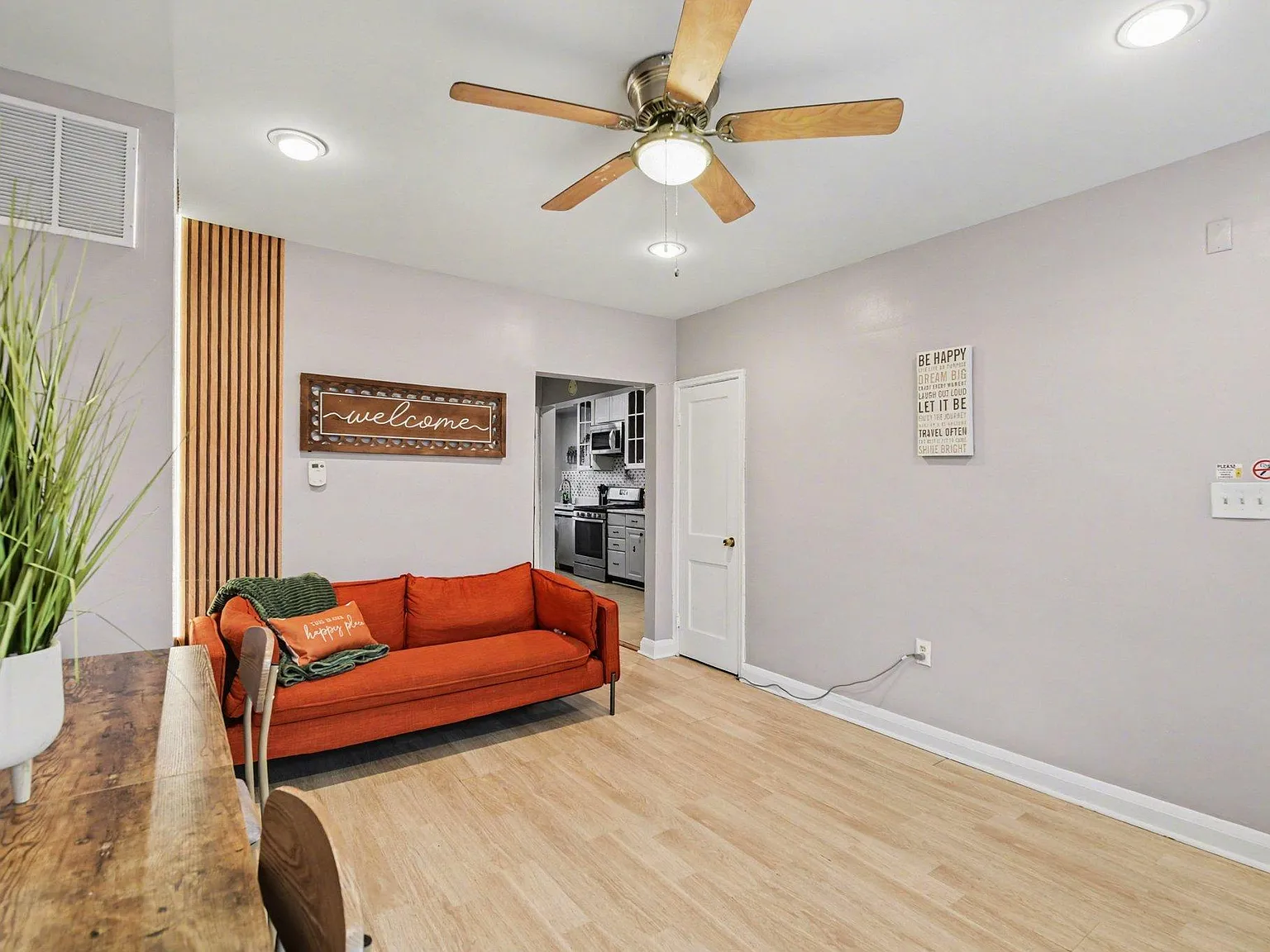 4 bed, 2.0 bath, 2200 sqft, $884 — Photo 4