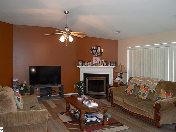 3rd image of 318 Oakboro Ln