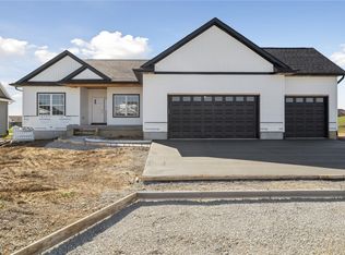 5100 Scenic View Ct SW, Cedar Rapids, IA 52404