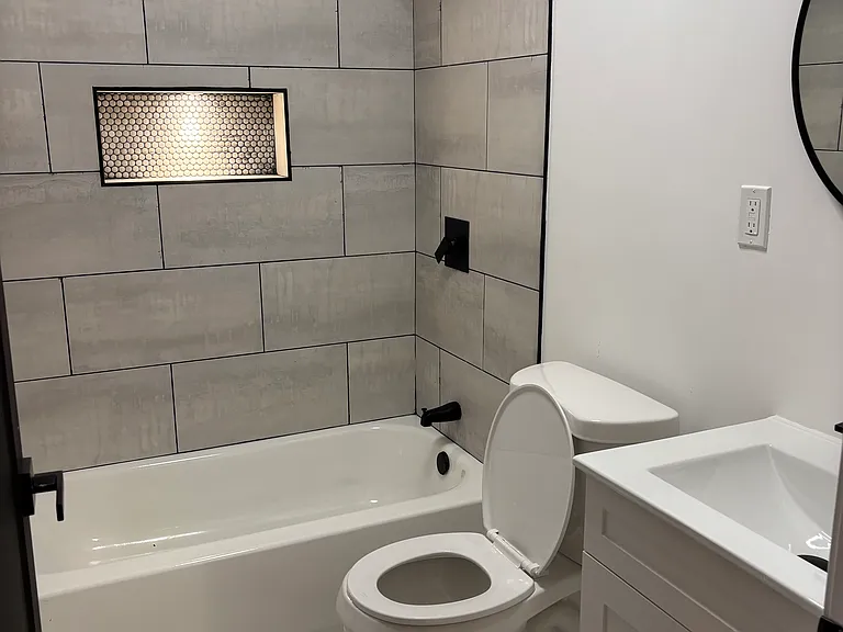 1018 W Schiller St #B — Photo 3