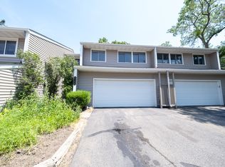 9154 Neill Lake Rd, Eden Prairie, MN 55347