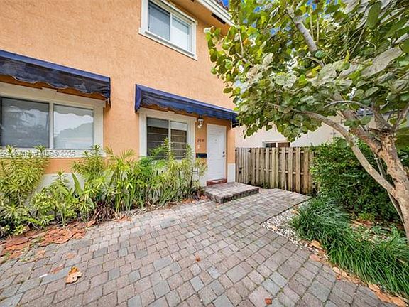 3rd image of 2814 SW 27th St #Townhouse A