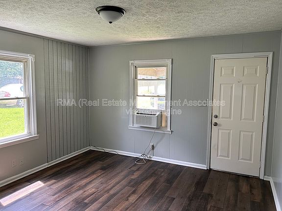 2nd image of 1111 Dewey St #B