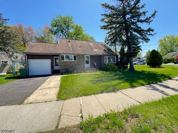 105 Independence Dr, Roselle, NJ 07203