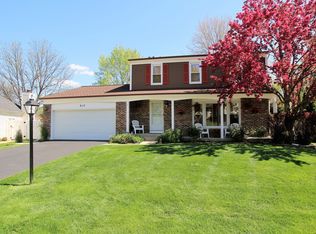 810 Brandywine Dr, Roselle, IL 60172