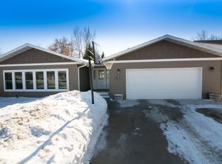 317 Circle Hills Dr, Grand Forks, ND 58201
