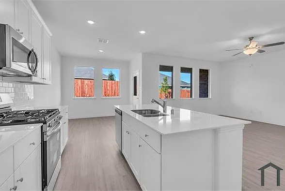 4 bed, 1838 sqft, $2,695 — Photo 4