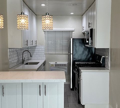 4th image of 7555 De Longpre Ave APT 4