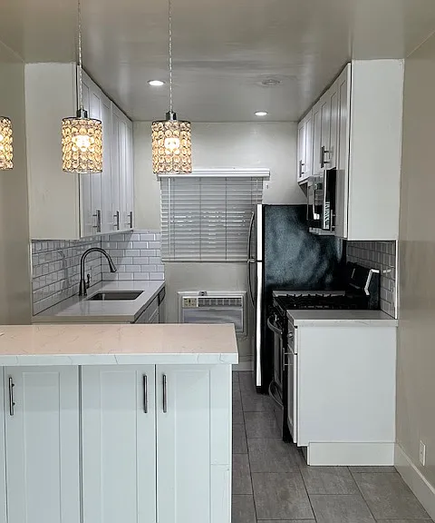 7555 De Longpre Ave #4 — Photo 4