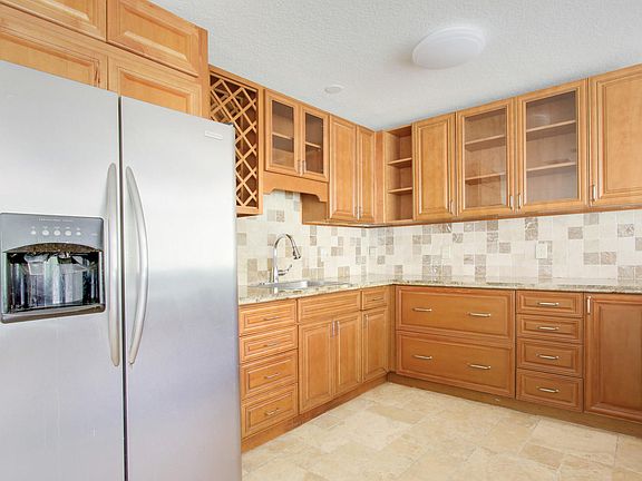 4th image of 690 Heron Dr