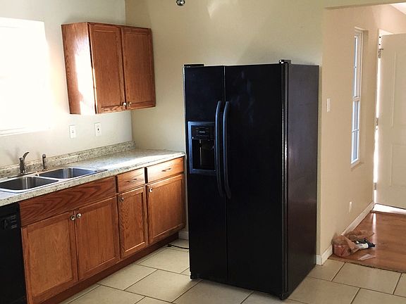 3rd image of 806 E Aquarius Ct