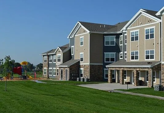 Yankton Heights Apartments — Photo 13