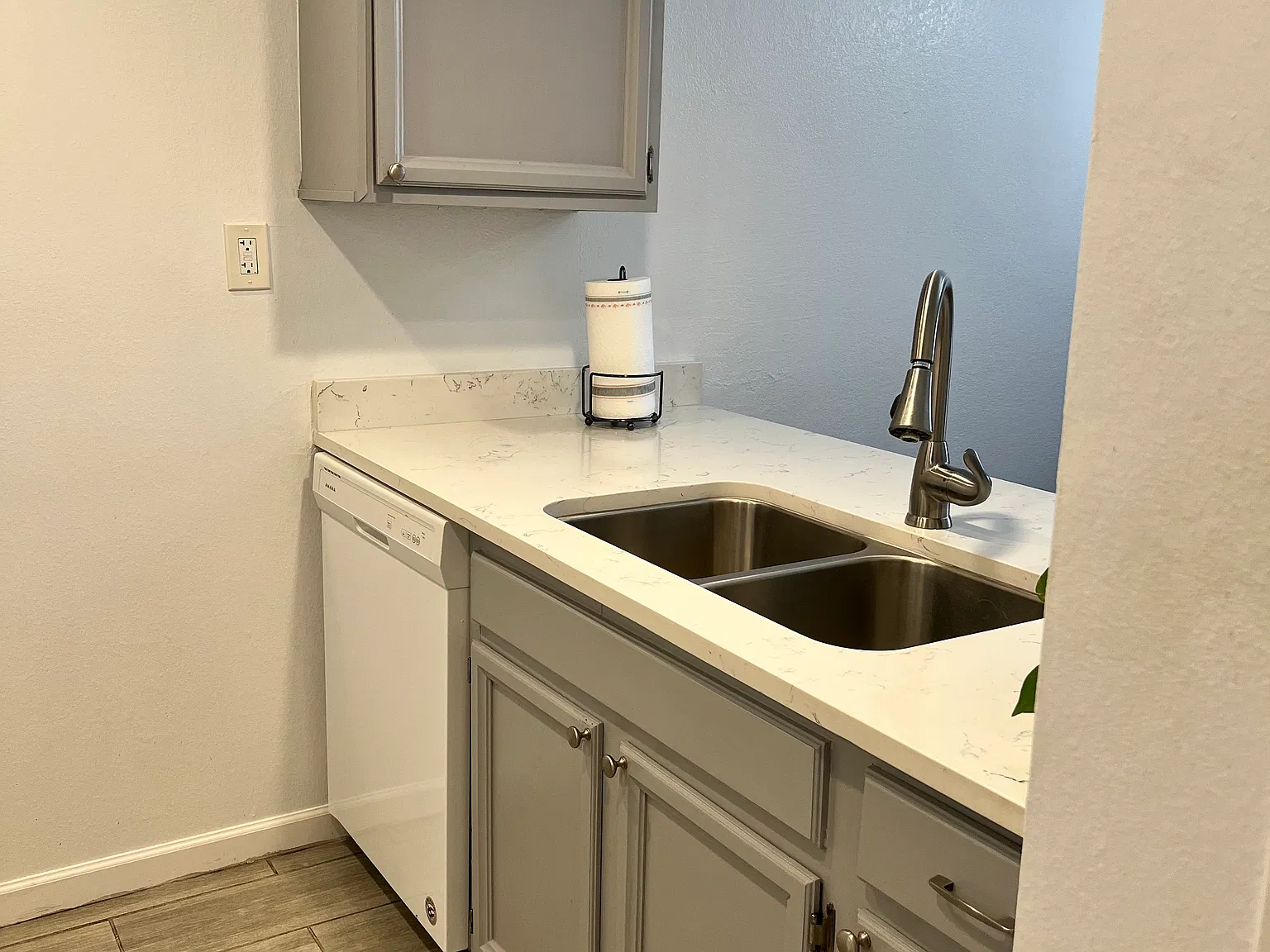 2 bed, 1002 sqft, $2,100 — Photo 2