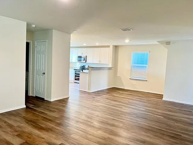 4 bed, 2029 sqft, $1,950 — Photo 2