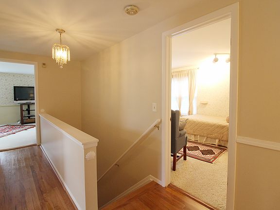 3rd image of 798 N Shady Hollow Cir