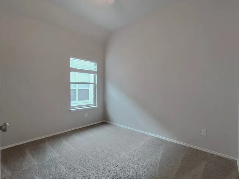 824 Lake Grove Dr — Photo 16