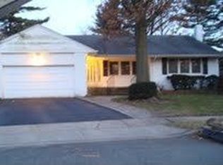 12 S End Ct, Woodmere, NY 11598