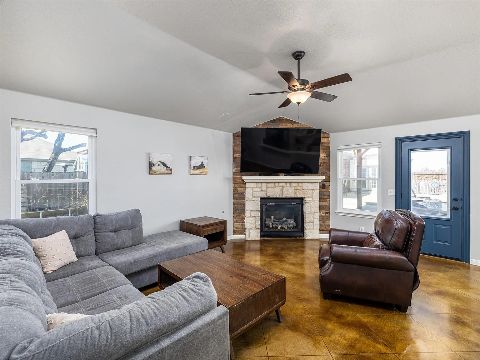 4 bed, 2.0 bath, 1761 sqft, $3,300 — Photo 4