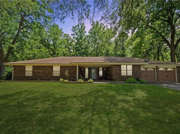 302 Southern Hills Dr, Coffeyville, KS 67337