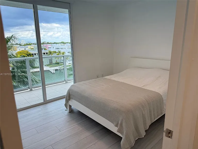 5900 Collins Ave #705 — Photo 14