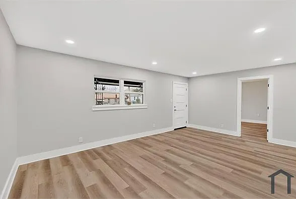 3 bed, 137 sqft, $2,400 — Photo 3