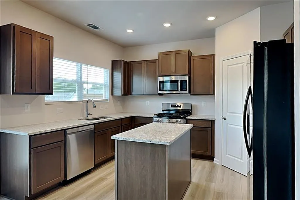 4 bed, 2.5 bath, 1714 sqft, $2,100 — Photo 3
