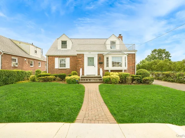 204 Center Street, Williston Park, NY 11596