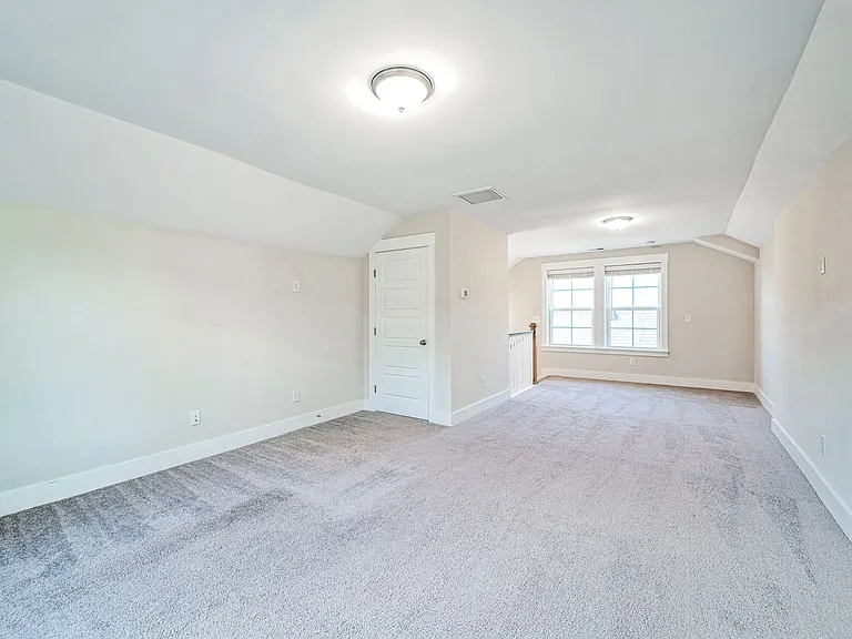 210 Ilderton St — Photo 19