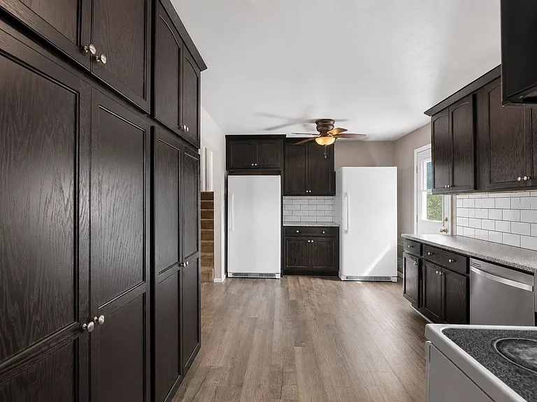 607 Syracuse St — Photo 19