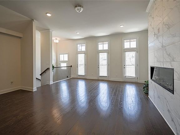 5th image of 683 Avondale Creek Dr